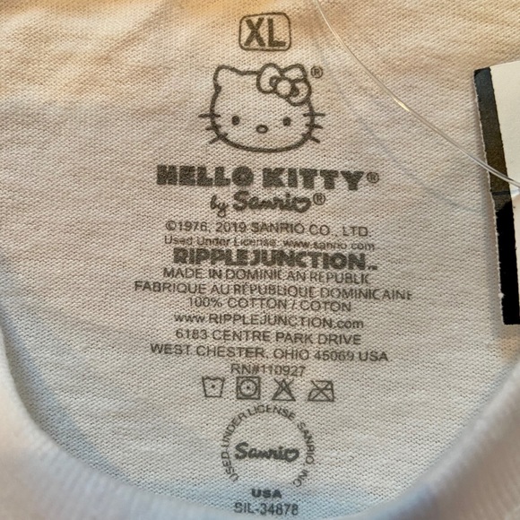 Hello Kitty Empire State Building Crew T-shirt - Picture 4 of 4